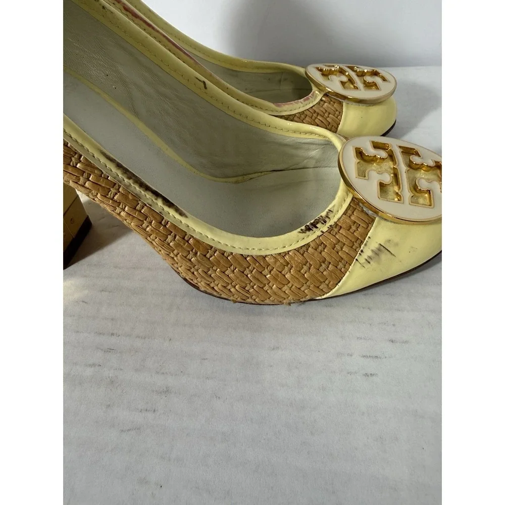 Tory Burch Rafia Pumps Yellow Patent Cap Toe Logo‎ Medallion Block Heel